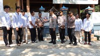 Pengamanan perayaan Hari Waisak 2023 di Kampung Buddha Ponorogo/Foto: Charolin Pebrianti/detikJatimFoto: Charolin Pebrianti/detikJatim