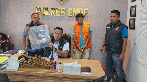 Kasat Reskrim Polres Ende Iptu Yance Kadiaman memperlihatkan DP alias Lipus, tersangka tindak pidana perdagangan orang di Kabupaten Ende, Nusa Tenggara Timur (NTT). (Istimewa)