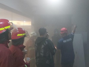 Ruang Gudang Mal Ekalokasari Bogor Terbakar, Pengunjung Berhamburan ke Luar