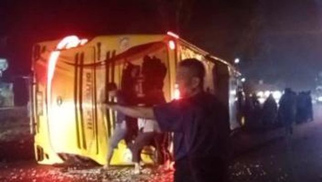 Kecelakaan bus terbalik di Ciater, Subang