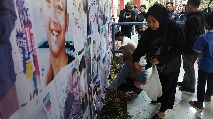 Keluarga korban Tragedi Kanjuruhan menolak pembongkaran Stadion Kanjuruhan. Mereka meminta stadion tersebut dijadikan Monumen Tragedi 1 Oktober 2022.