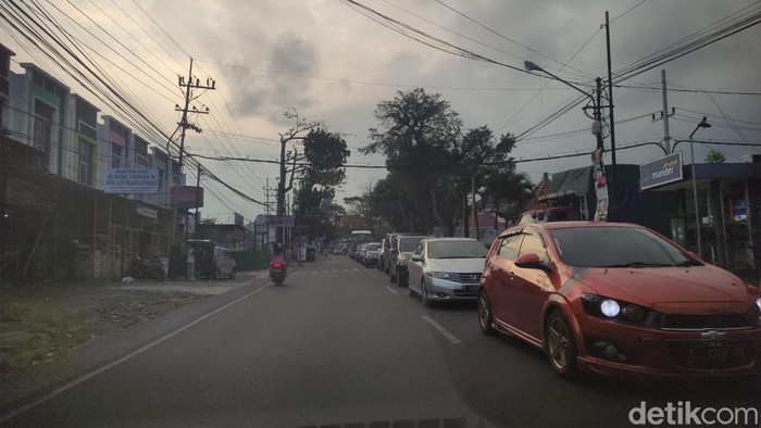 Kepadatan lalu lintas di jalur dari Kota Batu ke Tol Karanglo di hari terakhir long weekend.