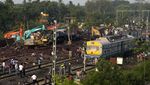 Kereta Kecelakaan Maut di India Mulai Dievakuasi