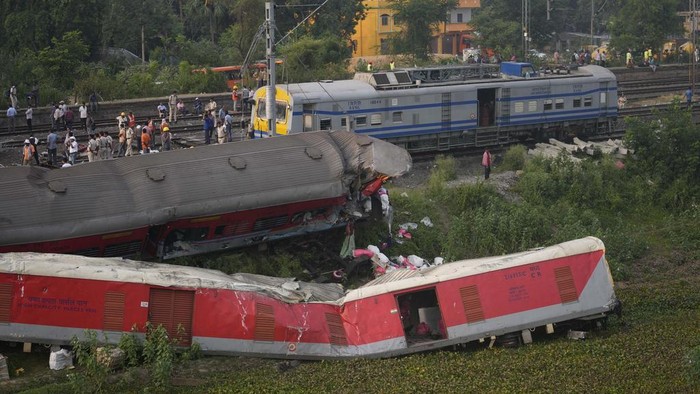 Kereta Kecelakaan Maut di India Mulai Dievakuasi Policemen stand guard at the site where trains that derailed, in Balasore district, in the eastern Indian state of Orissa, Sunday, June 4, 2023. Indian authorities end rescue work and begin clearing mangled wreckage of two passenger trains that derailed in eastern India, killing over 300 people and injuring hundreds in one of the countryβs deadliest rail crashes in decades. (AP Photo/Rafiq Maqbool)