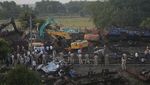 Kereta Kecelakaan Maut di India Mulai Dievakuasi