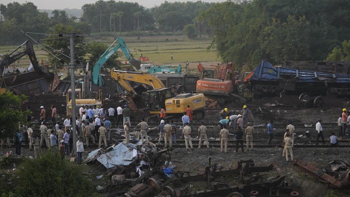 Kereta Kecelakaan Maut di India Mulai Dievakuasi Policemen stand guard at the site where trains that derailed, in Balasore district, in the eastern Indian state of Orissa, Sunday, June 4, 2023. Indian authorities end rescue work and begin clearing mangled wreckage of two passenger trains that derailed in eastern India, killing over 300 people and injuring hundreds in one of the countryβs deadliest rail crashes in decades. (AP Photo/Rafiq Maqbool)