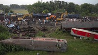 Investigasi awal mengungkapkan bahwa sinyal diberikan kepada Coromandel Express untuk memasuki jalur jalur utama tetapi sinyal tersebut kemudian dicabut. Kereta memasuki jalur lain, yang dikenal sebagai jalur melingkar, dan menabrak kereta barang yang diparkir di sana, lapor kantor berita Press Trust of India. Sepuluh hingga 12 gerbong dari satu kereta tergelincir, dan puing-puing dari beberapa gerbong yang hancur jatuh ke rel terdekat. Puing-puing itu ditabrak oleh kereta penumpang lain yang datang dari arah berlawanan, menyebabkan hingga tiga gerbong kereta kedua juga tergelincir, kata Amitabh Sharma, juru bicara Kementerian Kereta Api.