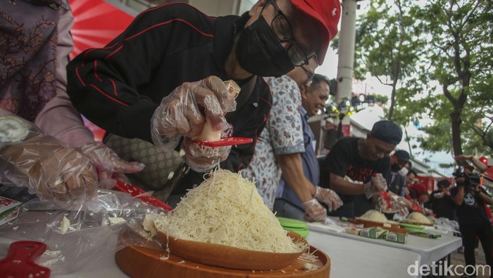 Sejumlah peserta mengikuti lomba parut keju di Summarecon Mall Serpong, Minggu (4/6/2023).