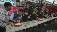Sejumlah peserta mengikuti lomba parut keju di Summarecon Mall Serpong, Minggu (4/6/2023). 