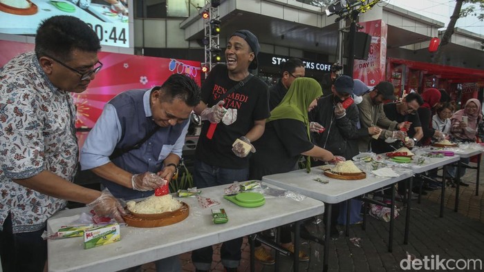 Keseruan Lomba Parut Keju di Serpong, Peringati Hari Keju Sedunia Sejumlah peserta mengikuti lomba parut keju di Summarecon Mall Serpong, Minggu (4/6/2023).