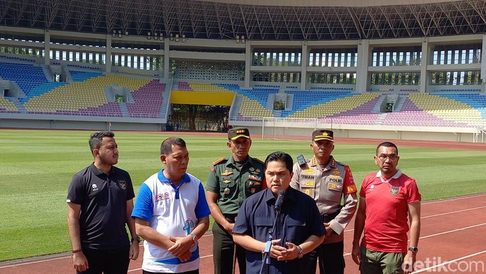 Ketua PSSI Erick Thohir meninjau Stadion Manahan Solo, Minggu (4/6/2023).