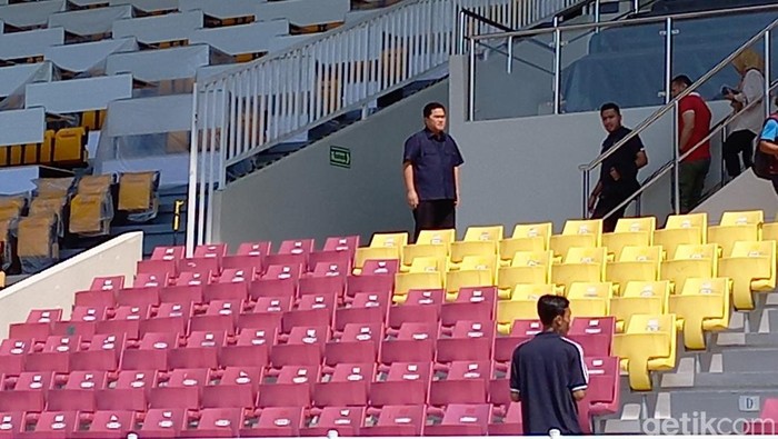 Ketua PSSI Erick Thohir meninjau Stadion Manahan Solo, Minggu (4/6/2023).
