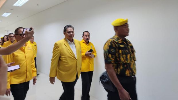 Ketum Golkar Airlangga Hartarto buka Rakernas partai.
