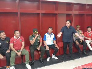 Erick Thohir Mendadak Gelar Rapat Tertutup di Ruang Ganti Stadion Manahan