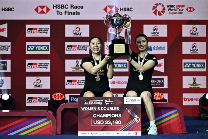 South Koreas Kim So-yeong (R) and Kong Hee-yong (L) pose with the trophy after winning against Thailands Benyapa Aimsaard and Nuntakarn Aimsaard during their womens doubles final match at the 2023 Thailand Open badminton tournament in Bangkok on June 4, 2023. (Photo by Lillian SUWANRUMPHA / AFP) (Photo by LILLIAN SUWANRUMPHA/AFP via Getty Images)