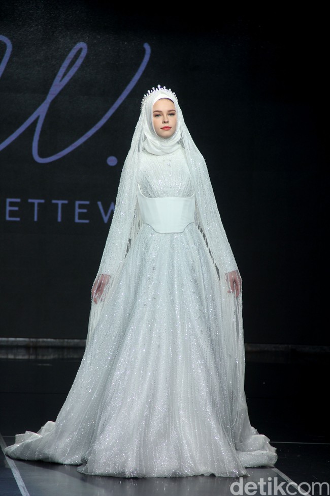 Fashion show gaun pengantin Etiquette White yang berlangsung di Enchanted Moments Wedding Fair, The St. Regis Jakarta. Koleksinya ini mengakomodasi kebutuhan para pengantin yang menginginkan penampilan spesial saat hari bahagia sesuai kebutuhan dan karakter tubuh mereka.  Foto: Mohammad Abduh/detikcom.