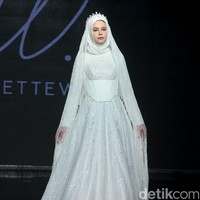 Fashion show gaun pengantin Etiquette White yang berlangsung di Enchanted Moments Wedding Fair, The St. Regis Jakarta. Koleksinya ini mengakomodasi kebutuhan para pengantin yang menginginkan penampilan spesial saat hari bahagia sesuai kebutuhan dan karakter tubuh mereka.  Foto: Mohammad Abduh/detikcom.