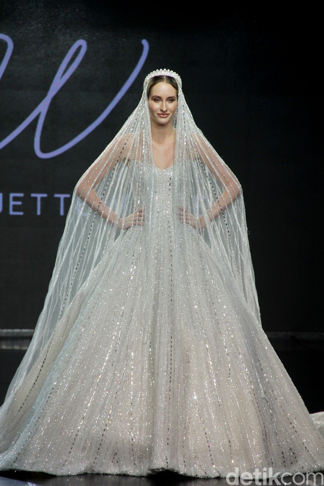 Fashion show gaun pengantin Etiquette White yang berlangsung di Enchanted Moments Wedding Fair, The St. Regis Jakarta. Koleksinya ini mengakomodasi kebutuhan para pengantin yang menginginkan penampilan spesial saat hari bahagia sesuai kebutuhan dan karakter tubuh mereka. Foto: Mohammad Abduh/detikcom.