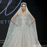 Fashion show gaun pengantin Etiquette White yang berlangsung di Enchanted Moments Wedding Fair, The St. Regis Jakarta. Koleksinya ini mengakomodasi kebutuhan para pengantin yang menginginkan penampilan spesial saat hari bahagia sesuai kebutuhan dan karakter tubuh mereka. Foto: Mohammad Abduh/detikcom.