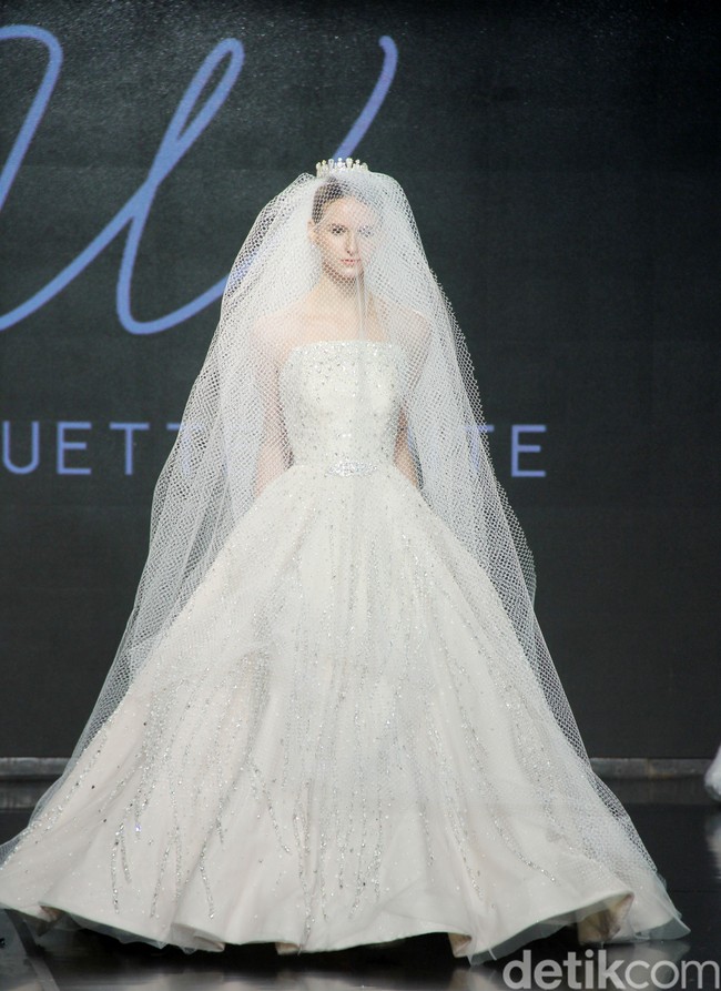 Fashion show gaun pengantin Etiquette White yang berlangsung di Enchanted Moments Wedding Fair, The St. Regis Jakarta. Koleksinya ini mengakomodasi kebutuhan para pengantin yang menginginkan penampilan spesial saat hari bahagia sesuai kebutuhan dan karakter tubuh mereka. Foto: Mohammad Abduh/detikcom.