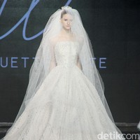 Fashion show gaun pengantin Etiquette White yang berlangsung di Enchanted Moments Wedding Fair, The St. Regis Jakarta. Koleksinya ini mengakomodasi kebutuhan para pengantin yang menginginkan penampilan spesial saat hari bahagia sesuai kebutuhan dan karakter tubuh mereka. Foto: Mohammad Abduh/detikcom.