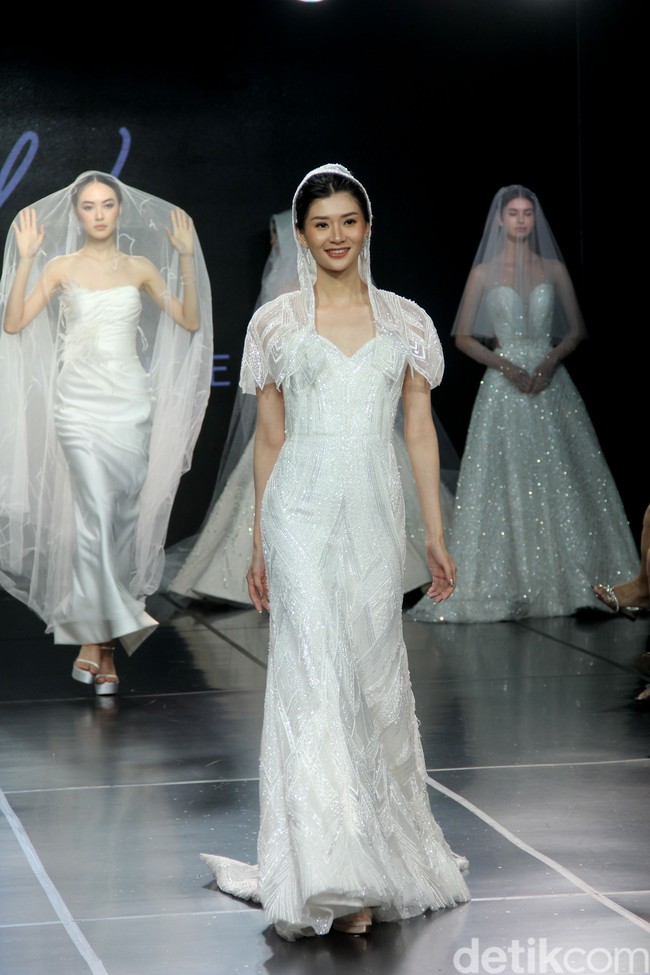 Fashion show gaun pengantin Etiquette White yang berlangsung di Enchanted Moments Wedding Fair, The St. Regis Jakarta. Koleksinya ini mengakomodasi kebutuhan para pengantin yang menginginkan penampilan spesial saat hari bahagia sesuai kebutuhan dan karakter tubuh mereka.  Foto: Mohammad Abduh/detikcom.