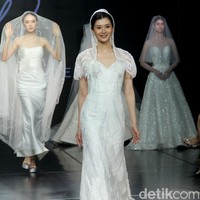 Fashion show gaun pengantin Etiquette White yang berlangsung di Enchanted Moments Wedding Fair, The St. Regis Jakarta. Koleksinya ini mengakomodasi kebutuhan para pengantin yang menginginkan penampilan spesial saat hari bahagia sesuai kebutuhan dan karakter tubuh mereka.  Foto: Mohammad Abduh/detikcom.