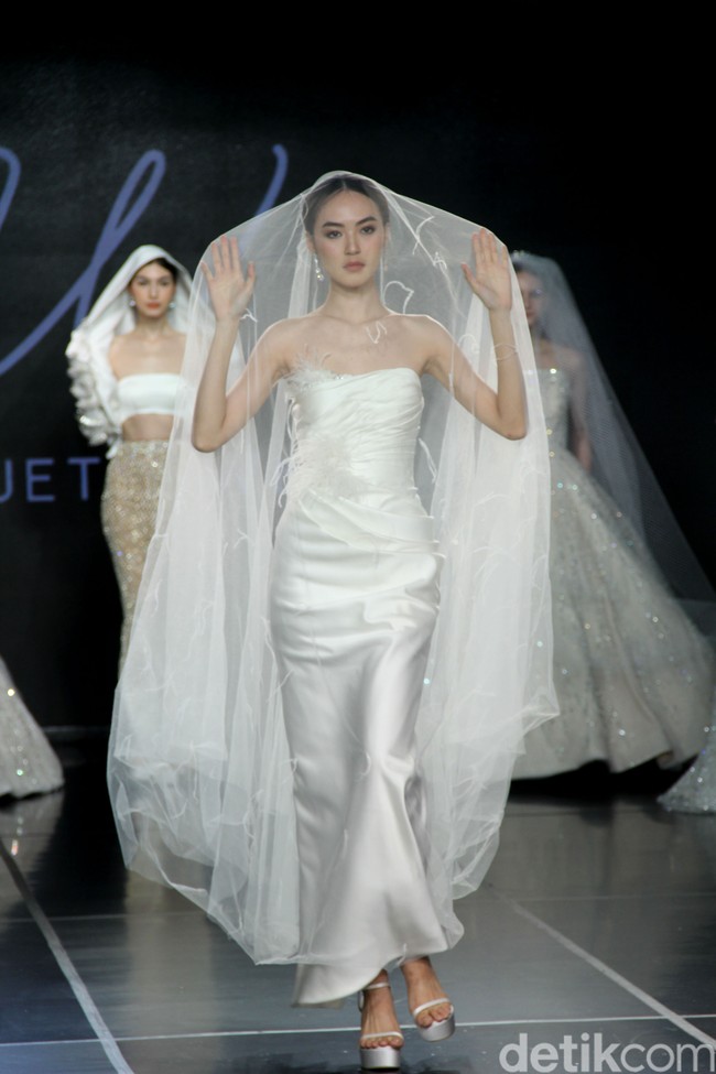 Fashion show gaun pengantin Etiquette White yang berlangsung di Enchanted Moments Wedding Fair, The St. Regis Jakarta. Koleksinya ini mengakomodasi kebutuhan para pengantin yang menginginkan penampilan spesial saat hari bahagia sesuai kebutuhan dan karakter tubuh mereka.  Foto: Mohammad Abduh/detikcom.