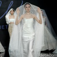 Fashion show gaun pengantin Etiquette White yang berlangsung di Enchanted Moments Wedding Fair, The St. Regis Jakarta. Koleksinya ini mengakomodasi kebutuhan para pengantin yang menginginkan penampilan spesial saat hari bahagia sesuai kebutuhan dan karakter tubuh mereka.  Foto: Mohammad Abduh/detikcom.