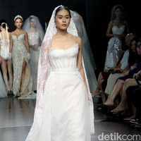 Fashion show gaun pengantin Etiquette White yang berlangsung di Enchanted Moments Wedding Fair, The St. Regis Jakarta. Koleksinya ini mengakomodasi kebutuhan para pengantin yang menginginkan penampilan spesial saat hari bahagia sesuai kebutuhan dan karakter tubuh mereka.  Foto: Mohammad Abduh/detikcom.