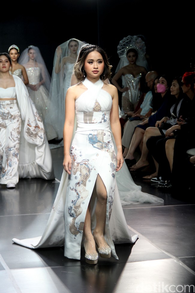 Fashion show gaun pengantin Etiquette White yang berlangsung di Enchanted Moments Wedding Fair, The St. Regis Jakarta. Koleksinya ini mengakomodasi kebutuhan para pengantin yang menginginkan penampilan spesial saat hari bahagia sesuai kebutuhan dan karakter tubuh mereka.  Foto: Mohammad Abduh/detikcom.