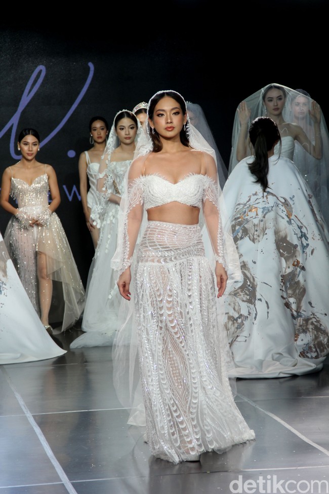 Fashion show gaun pengantin Etiquette White yang berlangsung di Enchanted Moments Wedding Fair, The St. Regis Jakarta. Koleksinya ini mengakomodasi kebutuhan para pengantin yang menginginkan penampilan spesial saat hari bahagia sesuai kebutuhan dan karakter tubuh mereka.  Foto: Mohammad Abduh/detikcom.