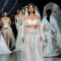 Fashion show gaun pengantin Etiquette White yang berlangsung di Enchanted Moments Wedding Fair, The St. Regis Jakarta. Koleksinya ini mengakomodasi kebutuhan para pengantin yang menginginkan penampilan spesial saat hari bahagia sesuai kebutuhan dan karakter tubuh mereka.  Foto: Mohammad Abduh/detikcom.