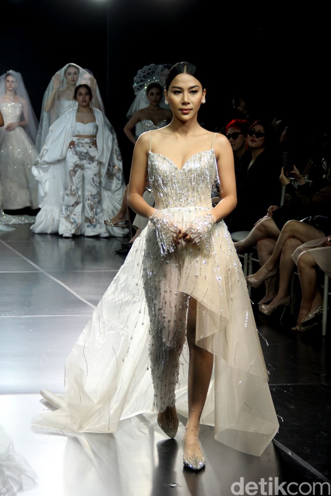 Fashion show gaun pengantin Etiquette White yang berlangsung di Enchanted Moments Wedding Fair, The St. Regis Jakarta. Koleksinya ini mengakomodasi kebutuhan para pengantin yang menginginkan penampilan spesial saat hari bahagia sesuai kebutuhan dan karakter tubuh mereka.  Foto: Mohammad Abduh/detikcom.