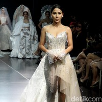 Fashion show gaun pengantin Etiquette White yang berlangsung di Enchanted Moments Wedding Fair, The St. Regis Jakarta. Koleksinya ini mengakomodasi kebutuhan para pengantin yang menginginkan penampilan spesial saat hari bahagia sesuai kebutuhan dan karakter tubuh mereka.  Foto: Mohammad Abduh/detikcom.