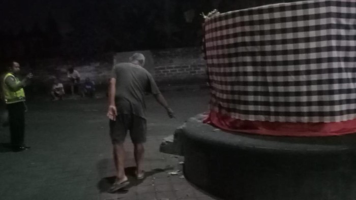 Korban lakalantas yang tewas di tempat kejadian perkara (TKP) setelah menabrak tugu persimpangan jalan di Jalan umum Kelurahan Baler Bale Agung, Kecamatan Negara, Kabupaten Jembrana, Rabu (3/6/2023).