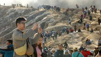Wisatawan yang datang pun sibuk mengabadikan panorama kawah Ijen yang begitu memesona. 