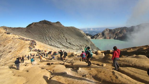 Pengunjung melihat kawah dari kaldera Gunung Ijen di Banyuwangi, Jawa Timur, Minggu (4/5/2023). TWA Ijen yang telah ditetapkan sebagai anggota UNESCO Global Geopark (UGG) itu ramai dikunjungi wisatawan domestik dan mancanegara saat liburan. ANTARA FOTO/Budi Candra Setya/tom.