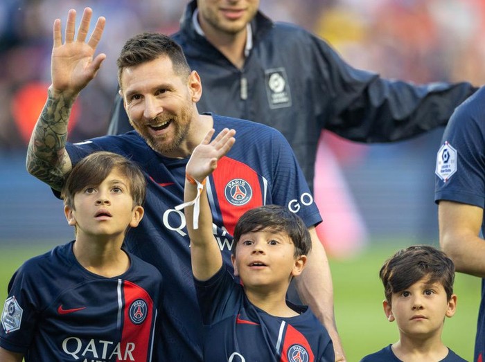 PARIS, FRANCE - JUNE 3:  Lionel Messi #30 of Paris Saint-Germain with his sons Thiago, Mateo and Ciro, as they try and spot his wife and the boys mother Antonela Roccuzzo in the crowd after the players were accompanied by their children for pre match presentations before the Paris Saint-Germain V Clermont, French Ligue 1 regular season match at Parc des Princes on June 3, 2023 in Paris, France (Photo by Tim Clayton/Corbis via Getty Images)
