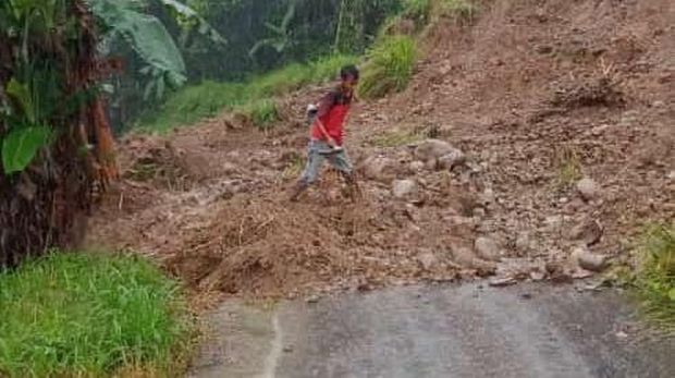 Longsor di Desa Mattunrengtellue, Kecamatan Sinjai Tengah menutupi badan jalan.
