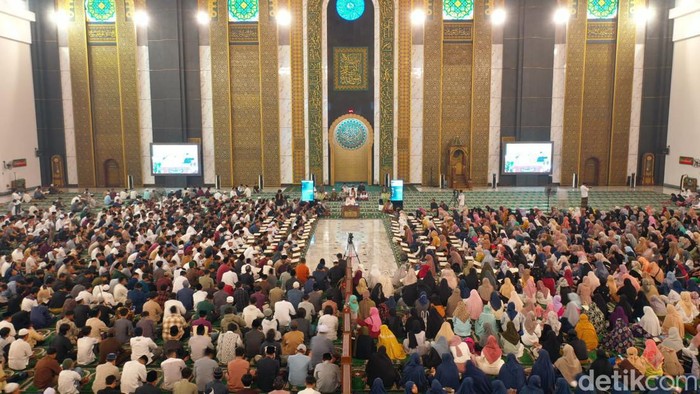 Majelis Subuh yang diizi Hanan Attaki di Masjid Al-Akbar Surabaya
