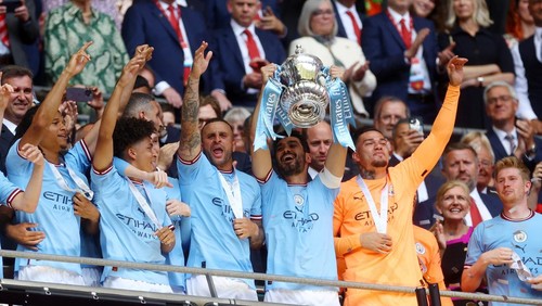 Soccer Football - FA Cup Final - Manchester City v Manchester United - Wembley Stadium, London, Britain - June 3, 2023 Manchester Citys Ilkay Gundogan lifts the trophy alongside teammates as they celebrate after winning the FA Cup Action Images via Reuters/Paul Childs