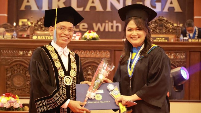 Maria Apriliani Gani ketika menjadi Doktor termuda di Unair dan wisudawan terbaik