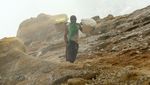 Melihat Aktivitas Penambang Belerang di Gunung Ijen