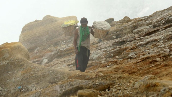 Penambang memikul belerang di Gunung Ijen, Banyuwangi, Jawa Timur, Minggu (4/5/2023). Menurut penambang, jumlah penambang belerang aktif di kawah Ijen saat ini sekitar 30 orang atau turun dari sebelumnya sekitar 200 orang pada tahun 2008 karena tingginya risiko keselamatan dan kini mereka beralih profesi menjadi pemandu wisata. ANTARA FOTO/Budi Candra Setya/tom.