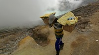 Penambang memikul belerang di Gunung Ijen, Banyuwangi, Jawa Timur, Minggu (4/5/2023). 