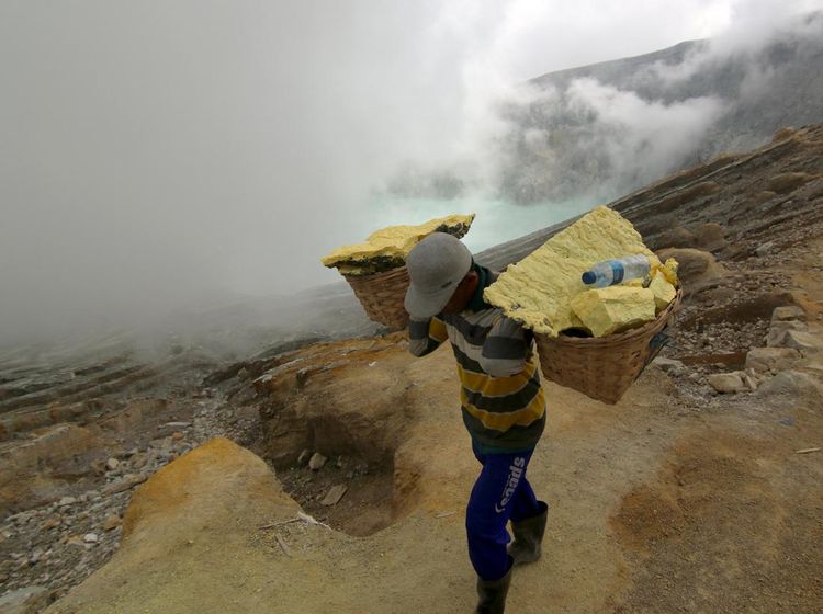 Melihat Aktivitas Penambang Belerang di Gunung Ijen