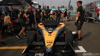 Biasanya di starting grid ini penonton dengan tiket VIP bisa melihat fasilitas itu. 
