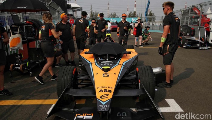 Sejumlah pebalap dan teknisi melakukan persiapan di grid start kawasan Jakarta International Eprix Circuit, Ancol, Jakarta Utara,  Sabtu (3/6/2023).