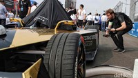 Sejumlah teknisi melakukan persiapan dengan memeriksa kondisi mobil.